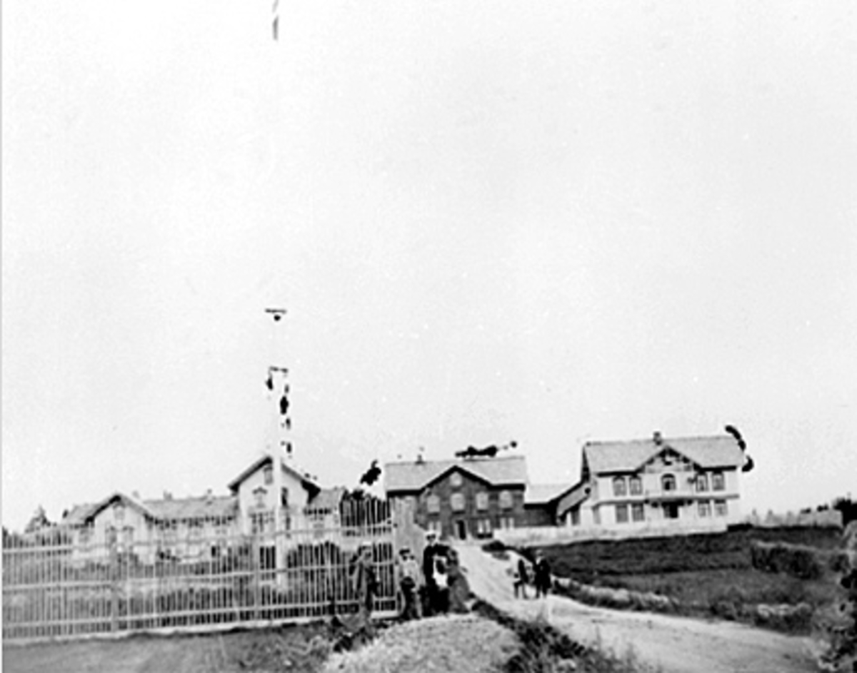 Hamar, Sagatun folkehøyskole, bygd i 1865 av Herman Anker. Til venstre Mix og Herman Ankers bolig, skolebygningen i midten og Olaus Arvesens bolig til høyre.