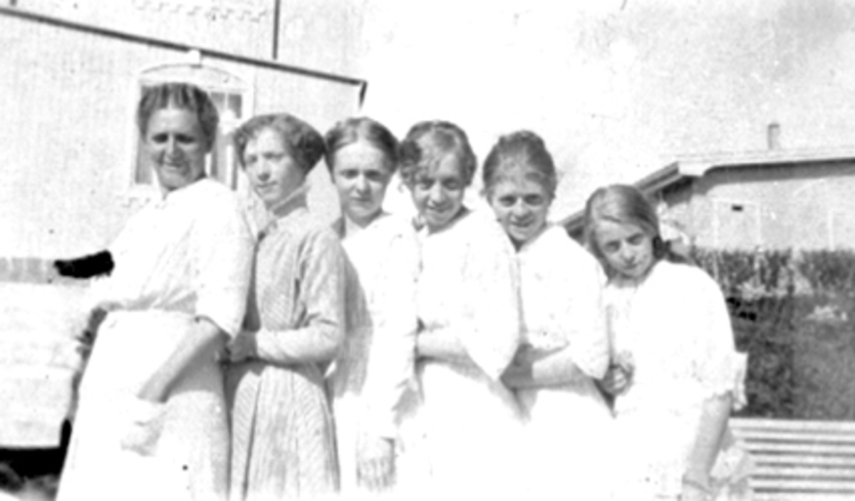 Familiegruppe 6, Jensen. F.v. mor med døtrene, Hanne Jensen, Natalie Jensen, Hjørdis Jensen, Edith Jensen, Margit Jensen.