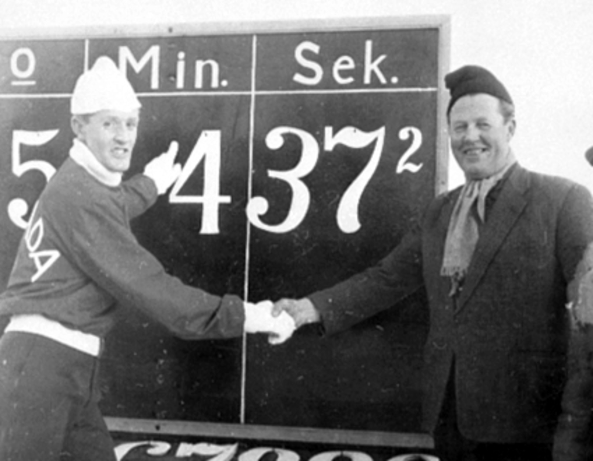 Hamar stadion, skøyteløper Paul Alan Enock fra Canada, satte verdensrekorp på 3000 meter med tiden  4.37.2. 10. februar 1962. sammen med banemester Alf Jønna Ingvaldsen, "Jønnais", resultattavle,
