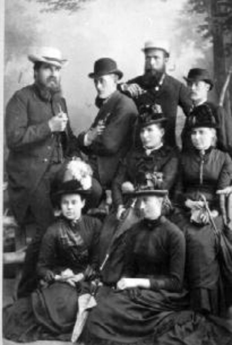 Damer og menn med hatter. Bak fra venstre er Christian Haugen, M.A. Berg, Julius Bjørnstad, Ludvig Stuve, Inga Bjørnstad, Marthe Husbelhus, Agnethe Ekern.