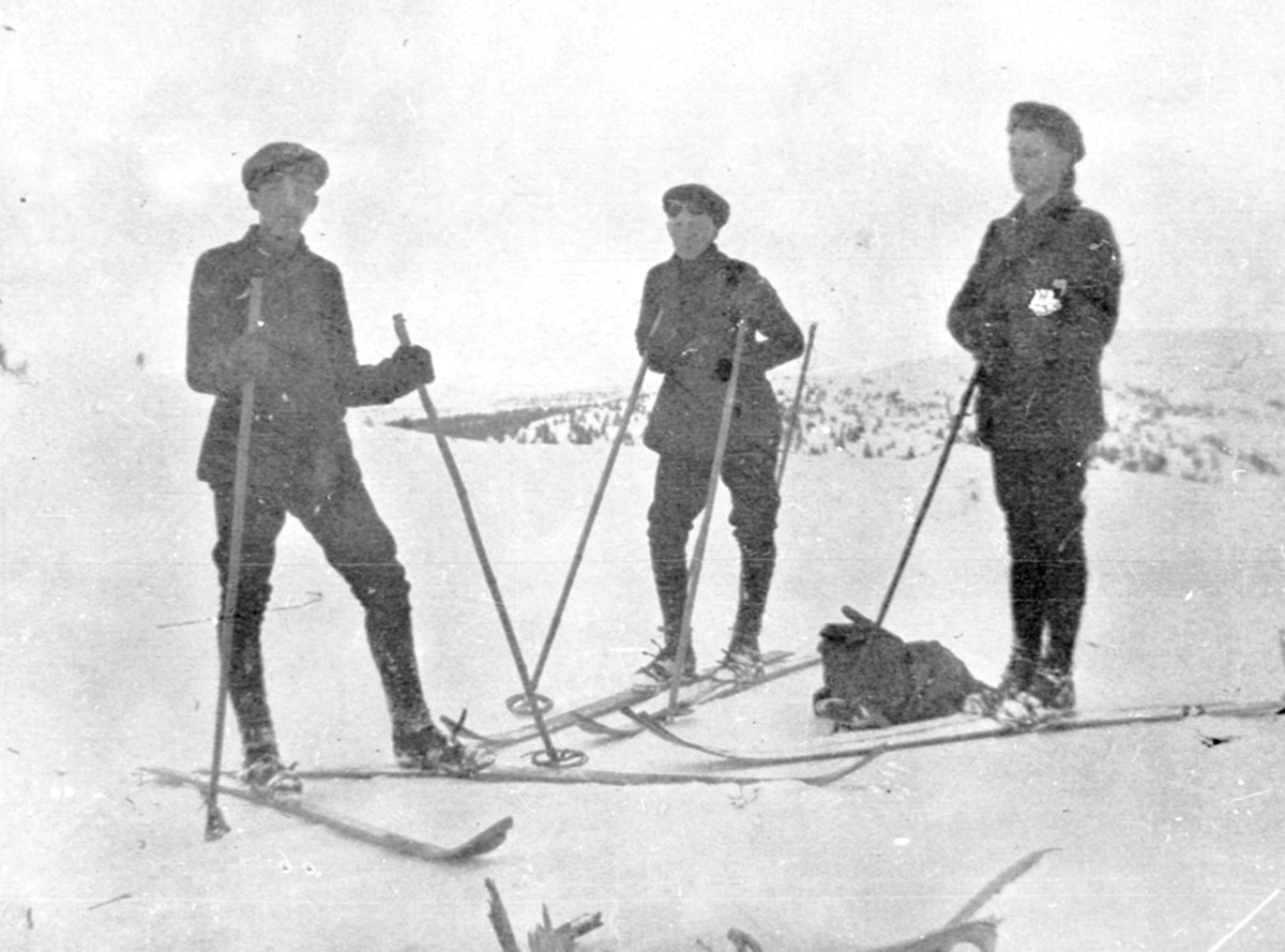 Tre ungdommer på skitur på Natrudstilen, Ringsakerfjellet.