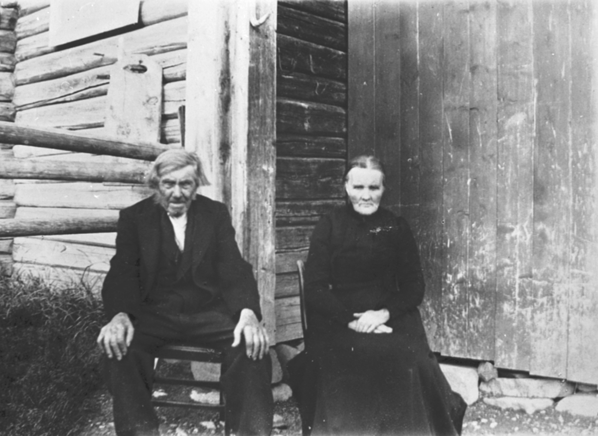 Ekteparet Kristian Pedersen Olestad f.1822 og hans andre kone Kristine Pedersdatter Gråsgårdengen f.1848. Håkenstad søndre, Mesnalia, Ringsaker.