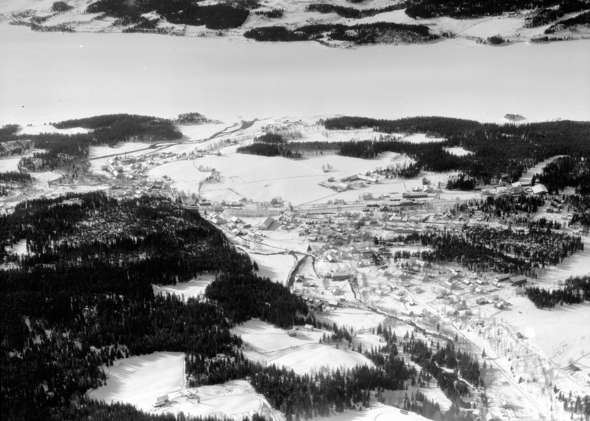 Flyfoto av Moelv med omegn. Oversikt fra stor høyde.