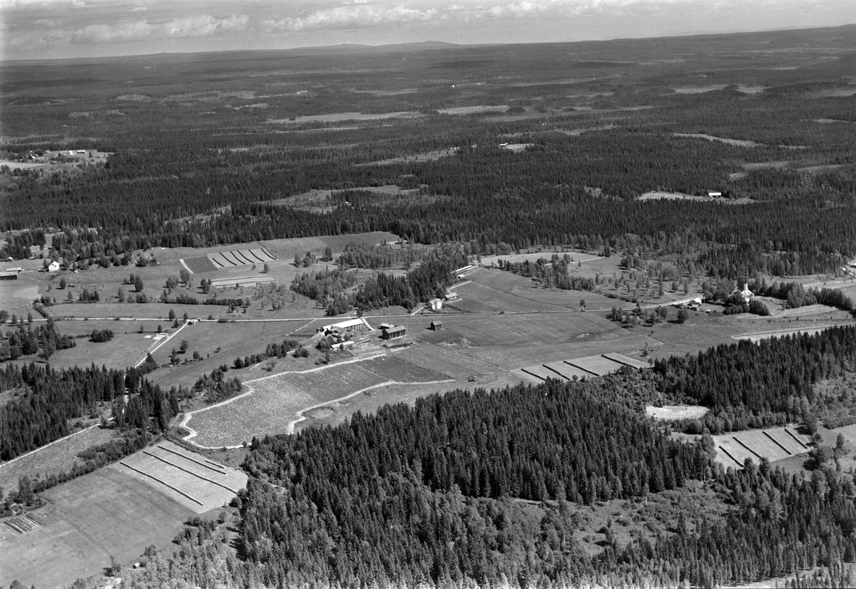 Flyfoto av Åsen nedre (Neråsen) er gården man ser litt til venstre på bildet, man ser også Åsmarka kirke til høyre.