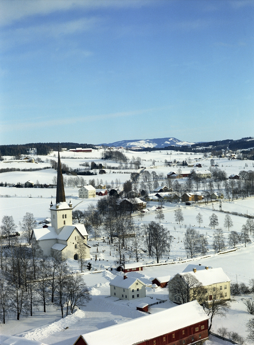 Ringsaker kirke og prestegard, flyfoto 1962, vinterlandskap Ringsaker