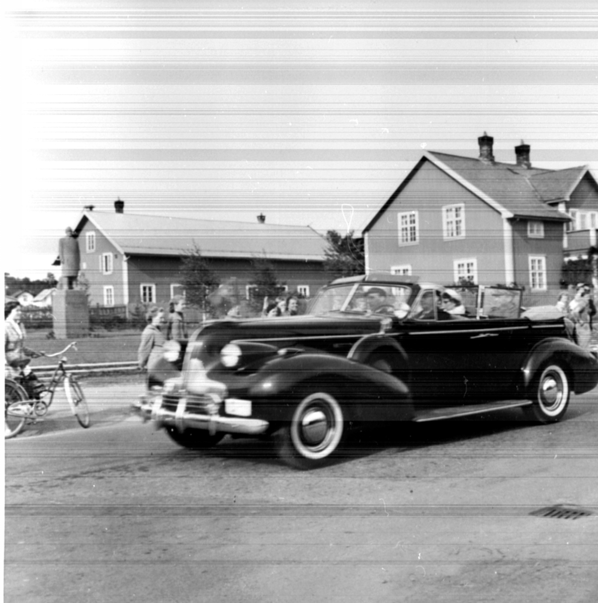 H. M. kong Olav V, prinsesse Astrid, signingsreisen 1958, kongens bil Buick Roadmaster 1939 i Ringsakervegen utenfor Berger Langmoen A/S, Brumunddal.