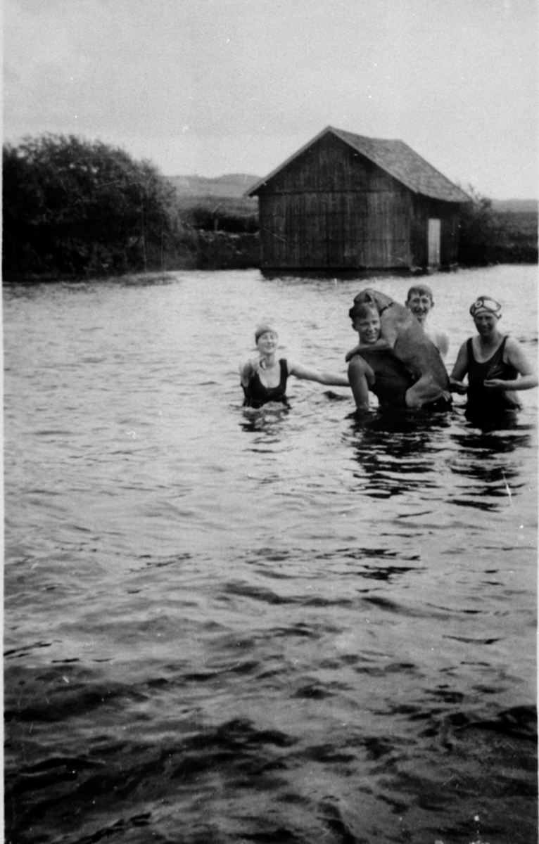 Ungdom bader i Mjøsa ved Nerkvern gård, Brumunddal. Fra venstre er Lily Bjerke, fetter Lars med hund, Leif Bjerke, Mathi Hvinden Haug.