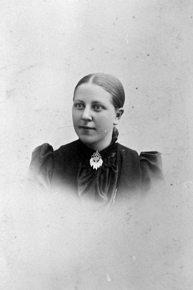 Portrett, Marie Høsbjør, f.25.4.1876, gift Frydenlund, Brumunddal.