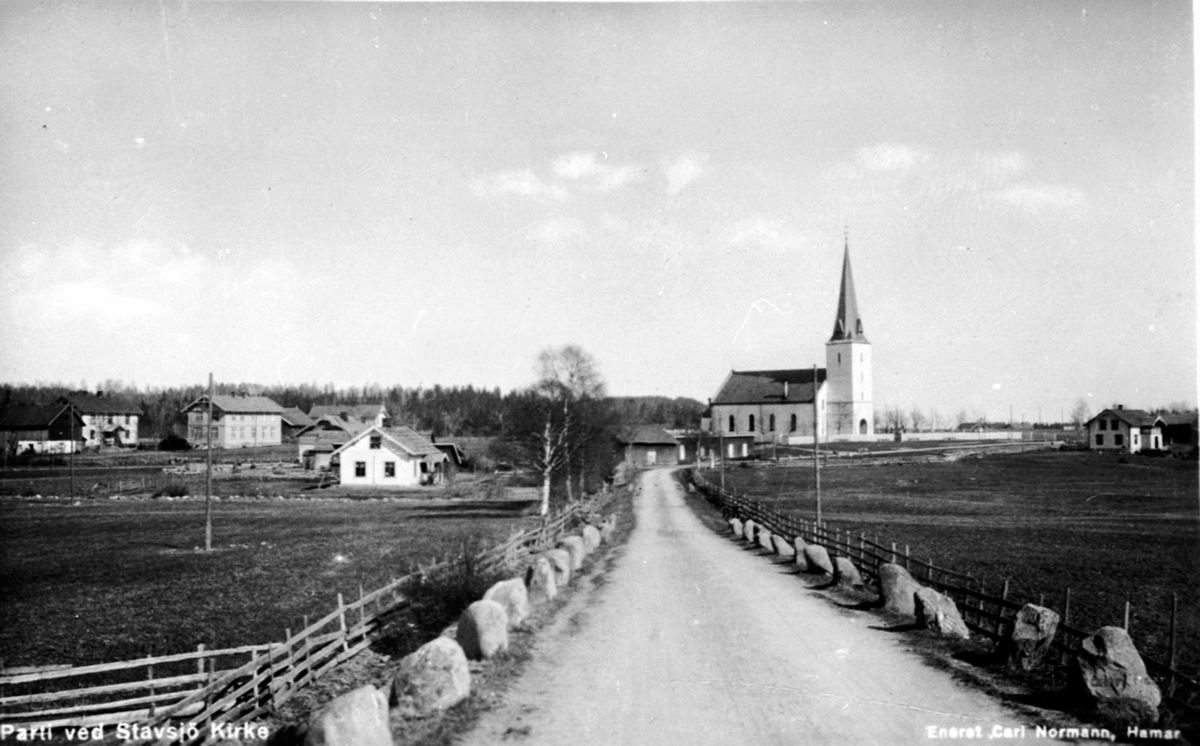 Utsikt fra nord mot Stavsjø kirke og omegn. Gamle Penningrud skole, Stavsjø, Hedmark.
