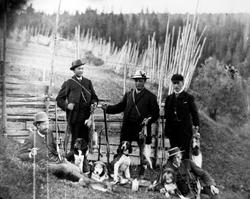 Jaktlag på harejakt, med hunder og gevær. Fra venstre er ukj