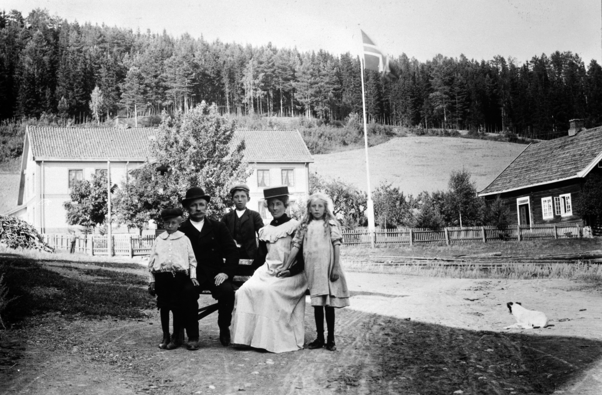Familien Svartshoel på Kvam, Nes, Hedmark på tunet. Fra venstre er Trond (1901-1974),Emil Abraham Svartshoel (1859-1909), Ole (1895-1967), Ida Georgine (1867-1950), Ingrid Margrethe (1899-1981).