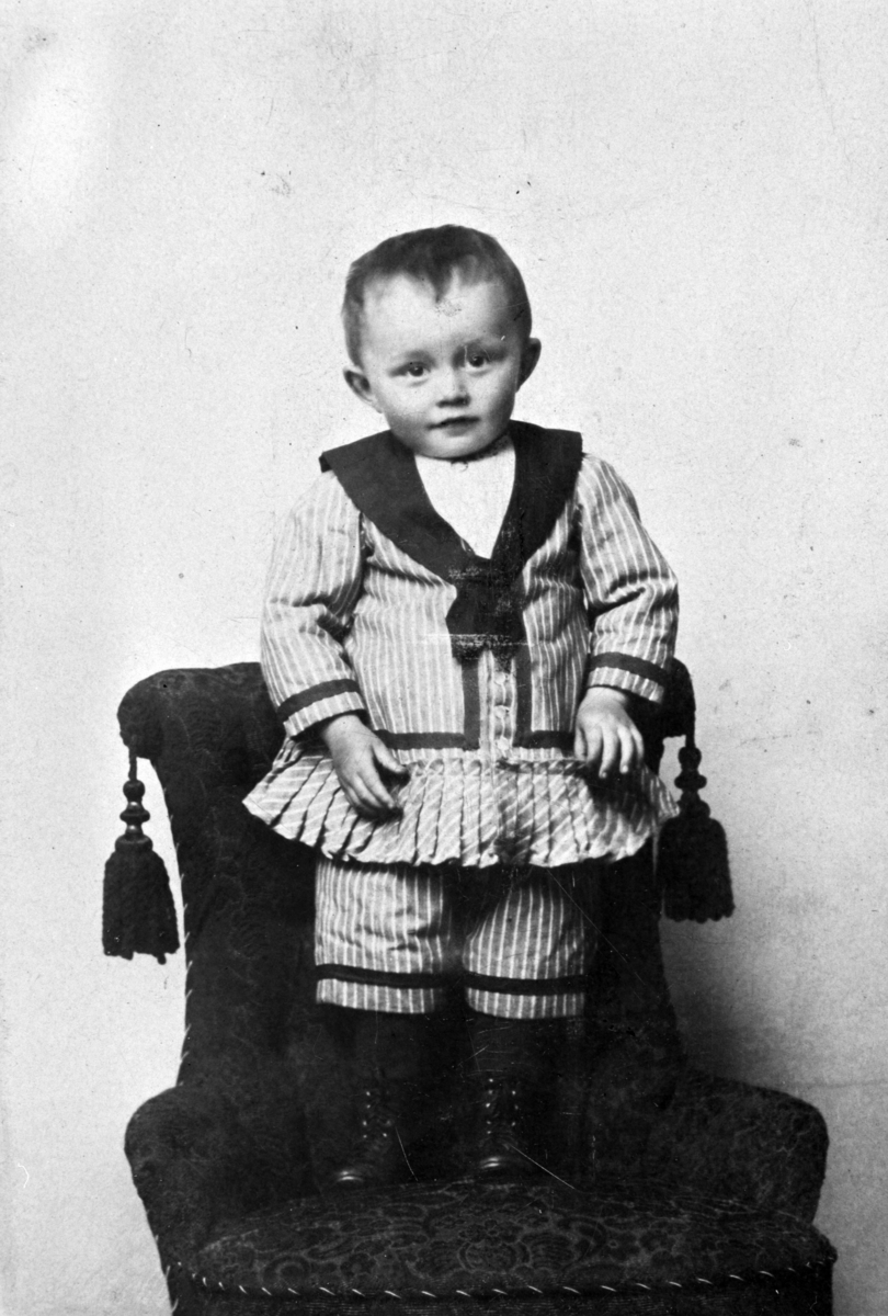 Portrett av liten gutt. Ole Røhnebæk f.1893. Sønn av Nils Røhnebæk og Klara Svartshoel. Kvam, Nes, Hedmark.