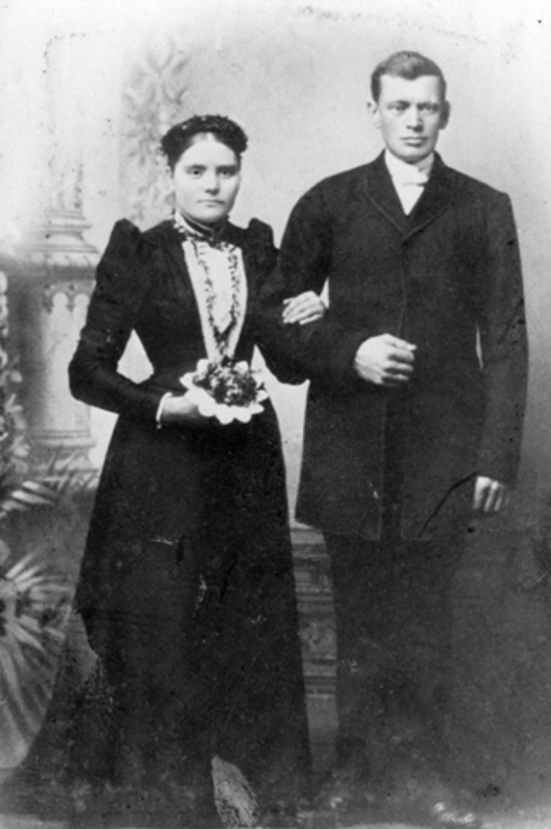 Brudepar,  Erik Nilsen Myr og Kari Jensdatter Mellem-Berg giftet seg 3.11.1893 i Furnes.