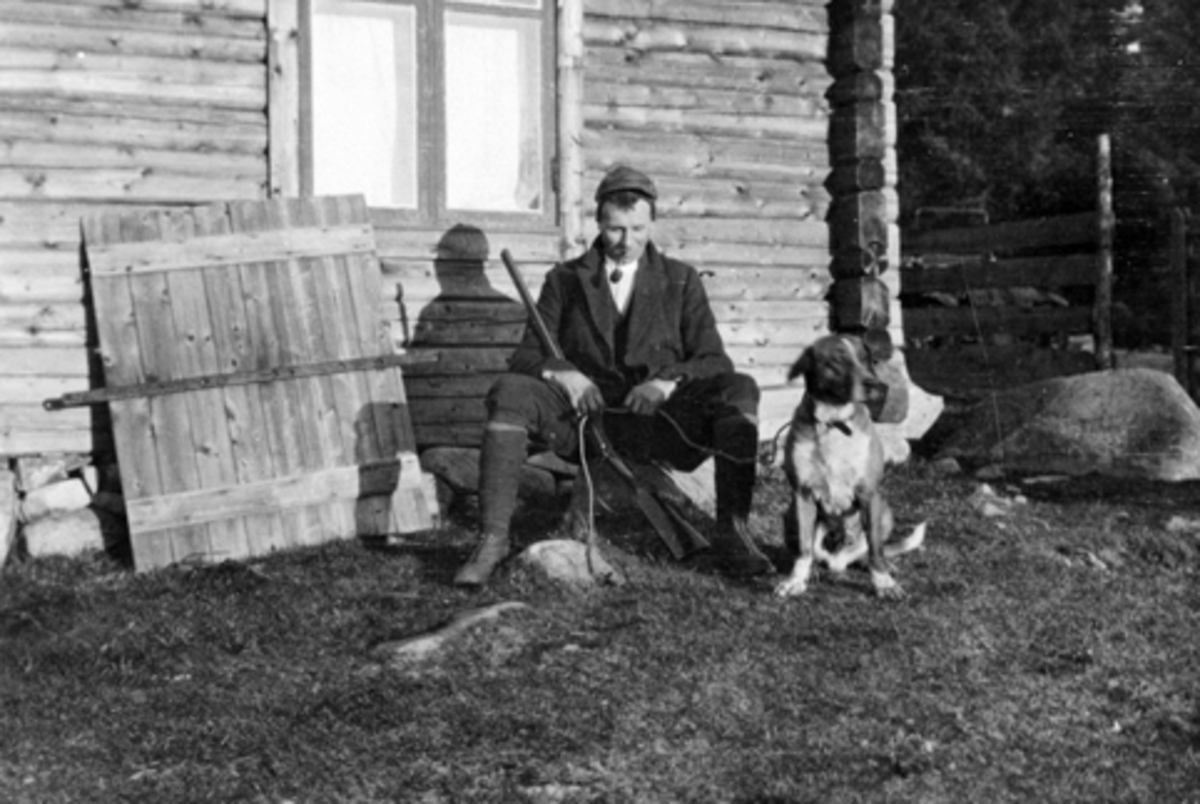 Ukjent jeger (gardbruker på Bjørnstad, Nes, Hedmark?) med hunden "Saug" på Lauvlia seter i Ringsakerfjellet.