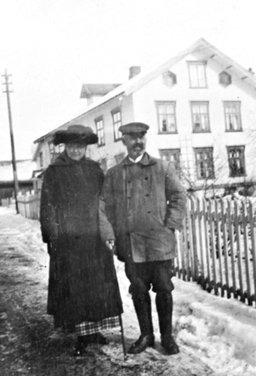 Bruvold mølle, Moelv. Hans og Laura Sundgaard foran hovedbygningen, påsekn 1923.