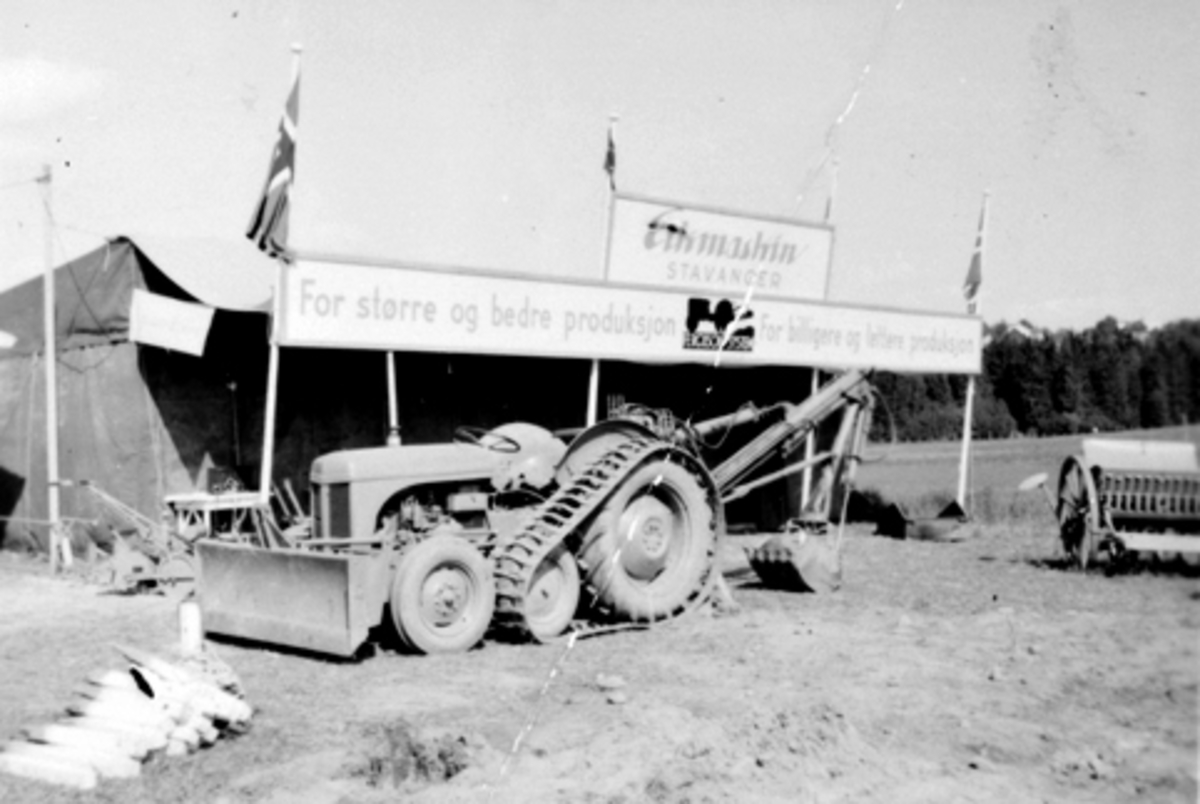 Ringsakerutstillingen i 1953. Traktorgraver fra Eikmaskin. Ringsakerutstillingen ble holdt ved Tingvang og hadde 14000 besøkende.