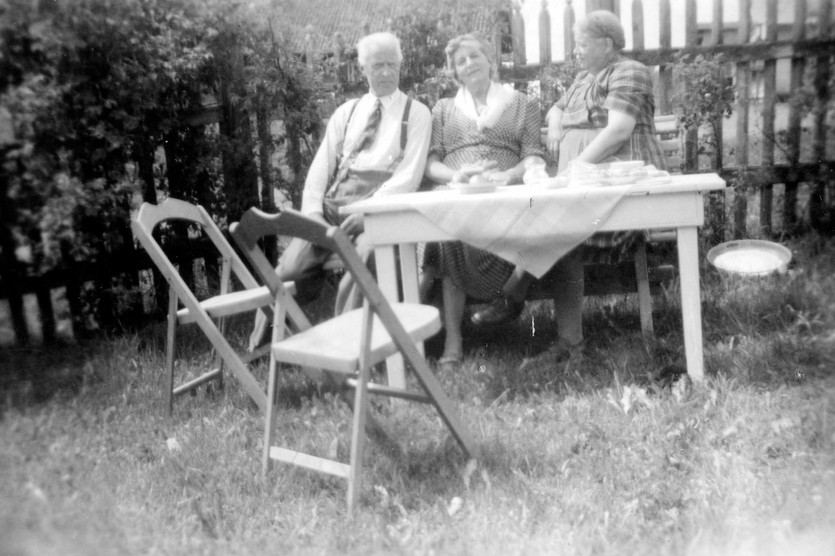 Ukjent, Aslaug og Helene Simenstad ved kaffebordet i hagen på Simenstad gård sommeren 1950.