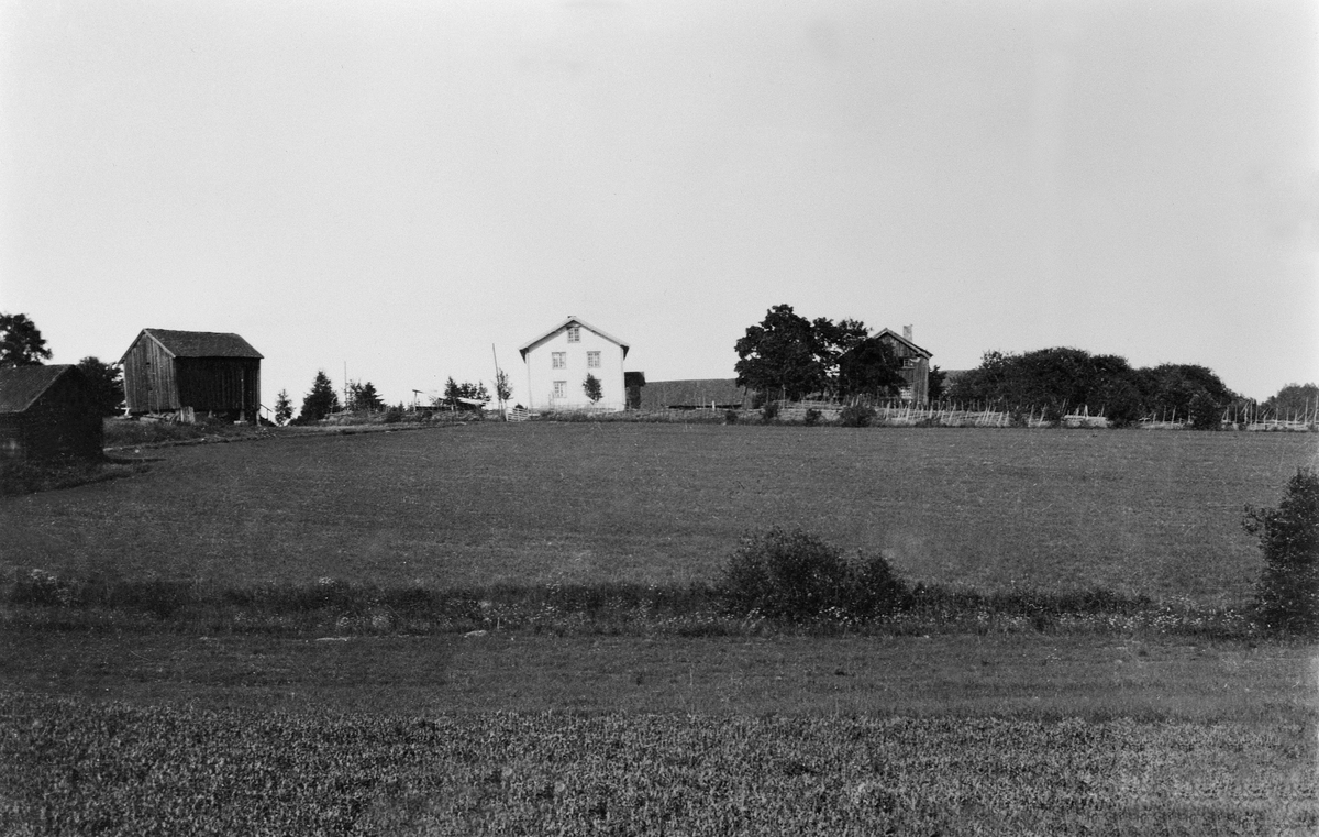 FROGNER GÅRD, FRA VENSTRE: SMIA, STABBURET, HOVEDBYGNINGEN, LÅVEN ...