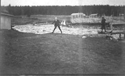 BARNELEK, GUTTER MED SEILBÅT PÅ ÅSTAELVA, TROLIG GUDBRAND AA