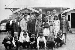 Oset skole, Løten, gruppe 23 skoleklasse, elever og lærer.
B