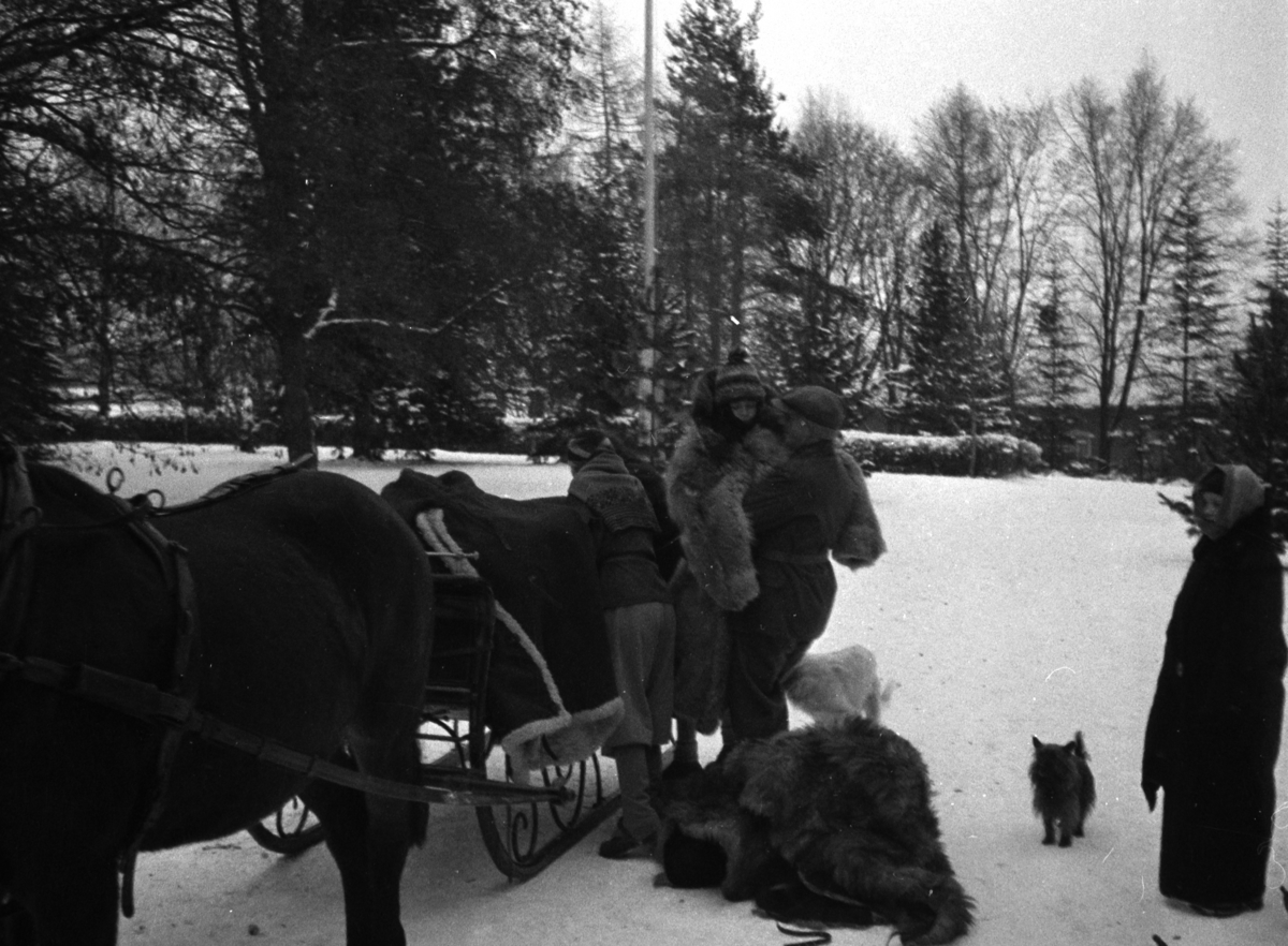 Atlungstad Gård Personer Med Hest Og Slede Ute På Gårdsplassen Julen 1933 Et Barn Løftes Opp 