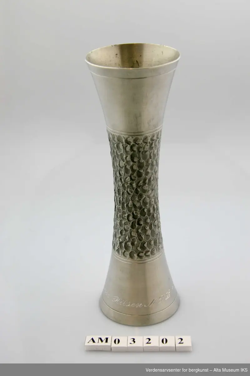 Form: Konkav sylinderform med teksturert midtparti