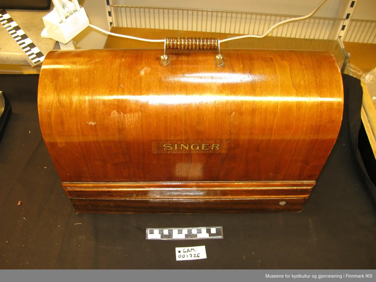 Elektrisk symaskin av merket Singer med tilhørende trekoffert, produsert i 1955, elektrisk.