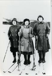 Tre damer på skitur. Til venstre står Ingjerd Rasussen. Hun 