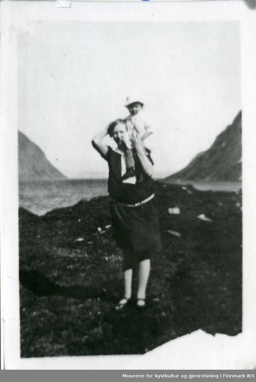 Arna Johansen (gift Larsen) med sønnen Leif f 1941. Losvik 1943.