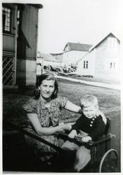 Valborg Riise, barnet ukjent. Gamvik 1935.