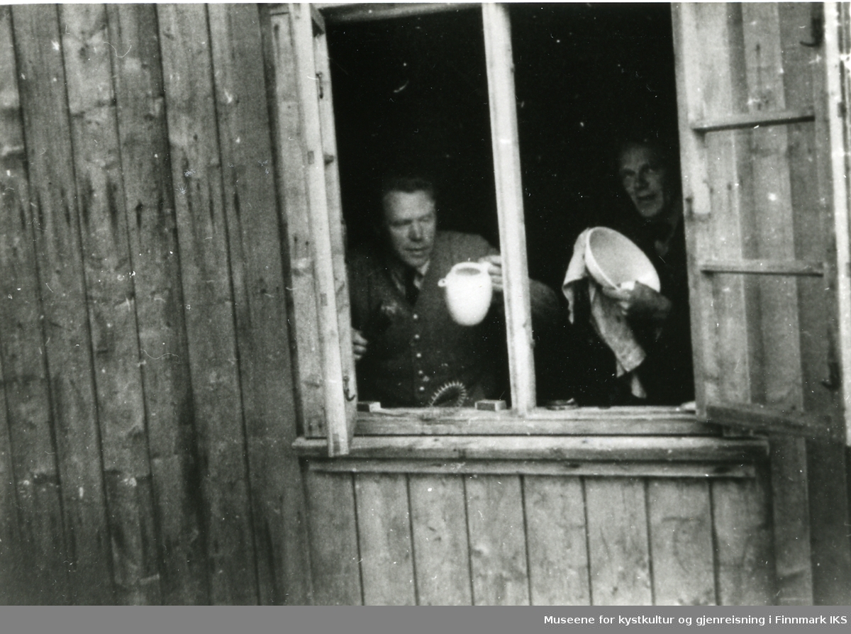 Svenske hjelpearbeidere. Pasta Ingolfstad, Åke ? Kjøllefjord i Lebesby Kommune 3. august 1946.