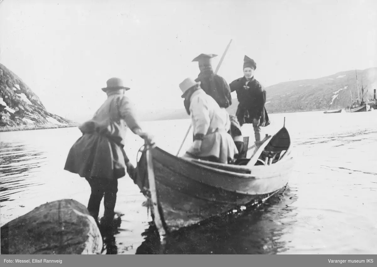 Per John Savios og Ole Johnsen Musts avreise fra Sør-Varanger. De fulgte Carsten Borchgrevinks sydpolekspedisjon 1898-1900.