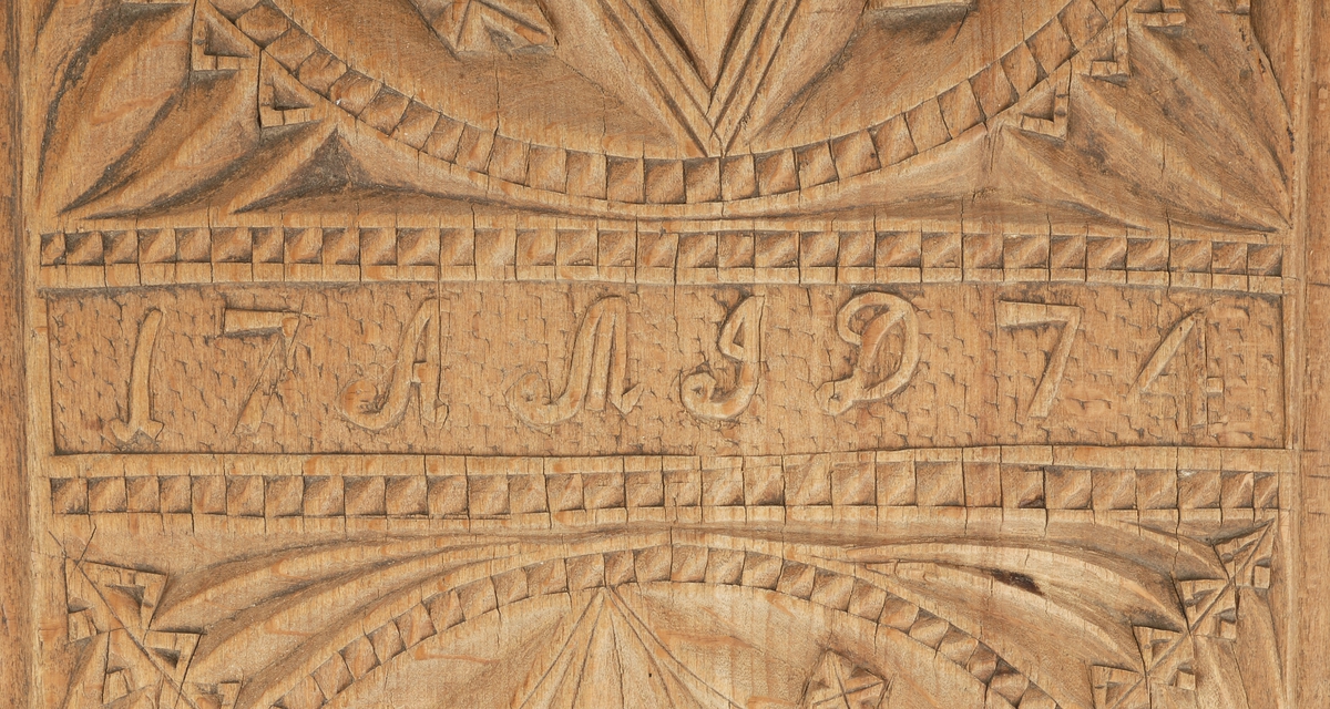 Mangletreets håndtak er utformet som en utskåret hest som står på bakken .  
Håndtaksidens overside på mangletreet har til dekor :
Utskåret karveskurd .