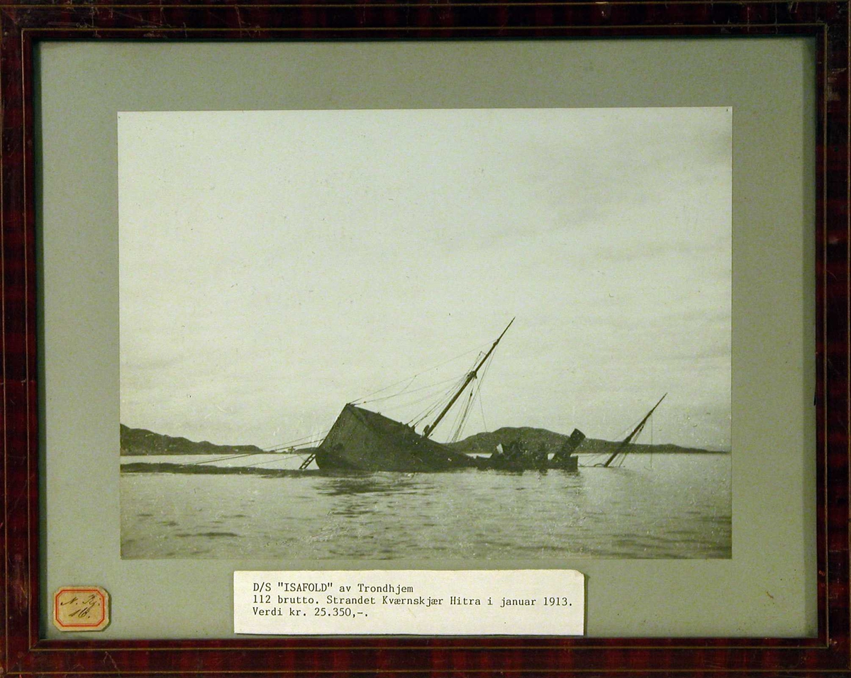 D/S "Isafold" av Trondhjem ligger strandet ved Hitra januar 1913.