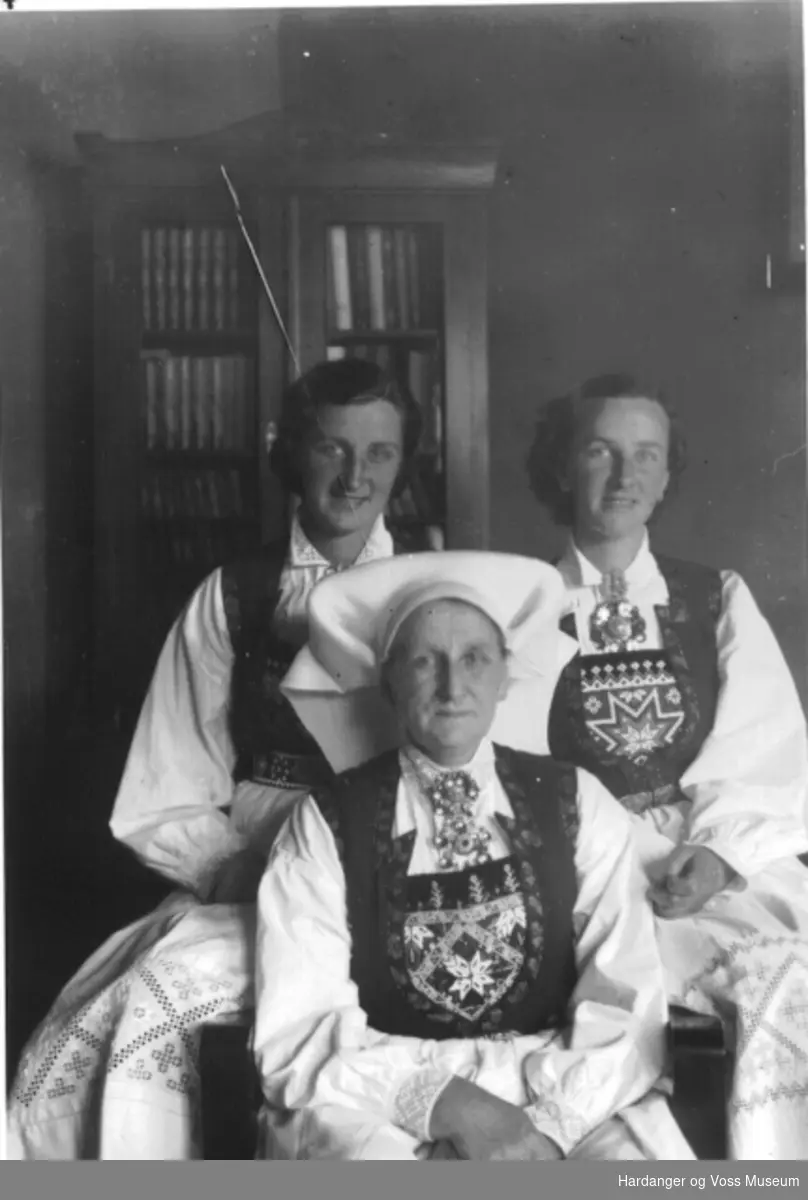 Brita P. Djønne og to døtre i bunad