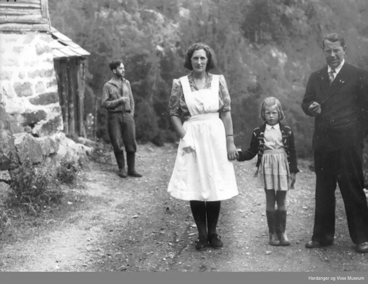 Familiebilete, Wallevik og Wendelbo - Hardanger og Voss Museum ...