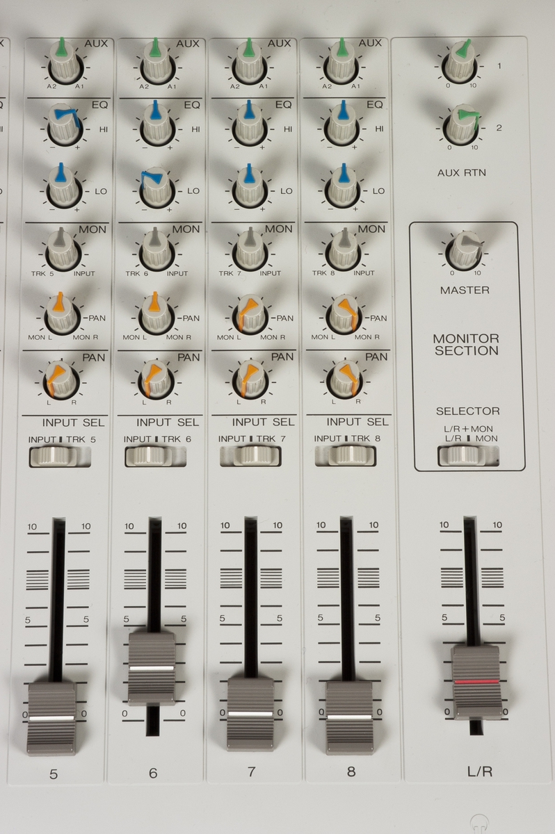 Åttespors digitalt ministudio med integrert åttekanals mikser og MIDI-funksjonalitet. 44.1kHz sample rate.