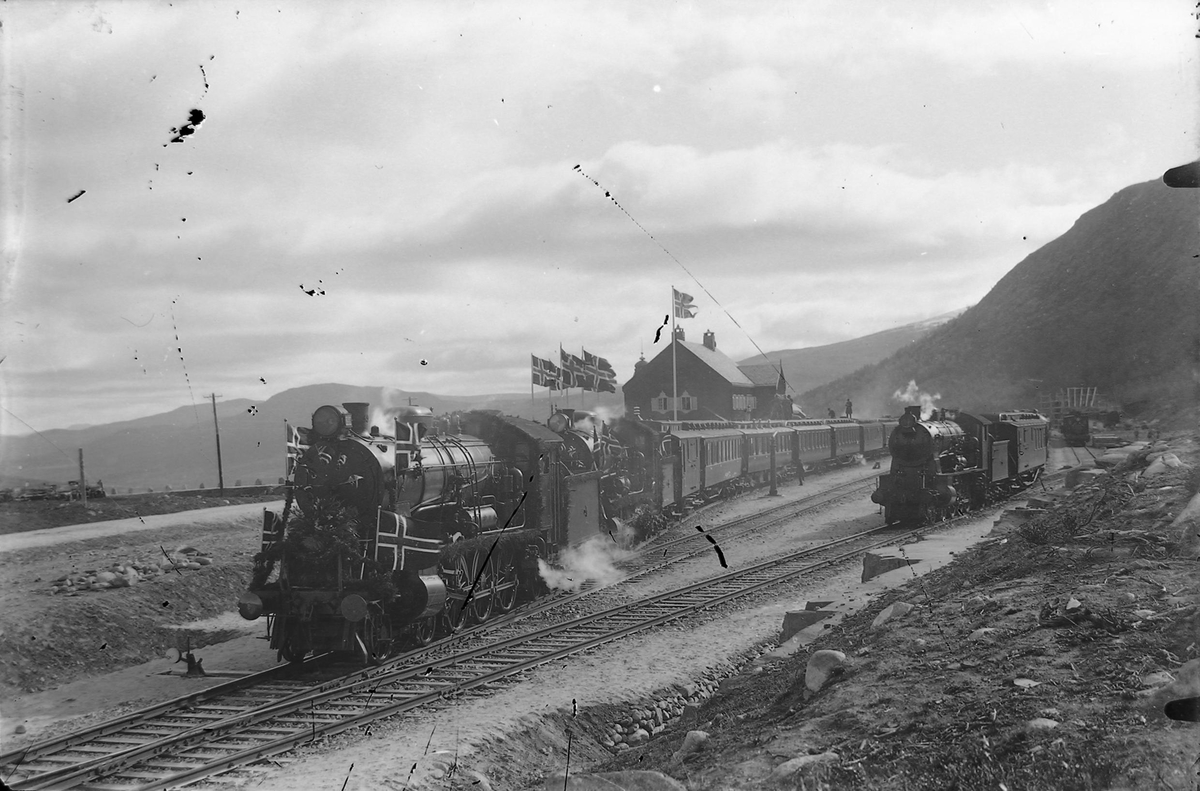 Damplokomotiv og personvogner på Hjerkinn stasjon under åpningen av Dovrebanen.