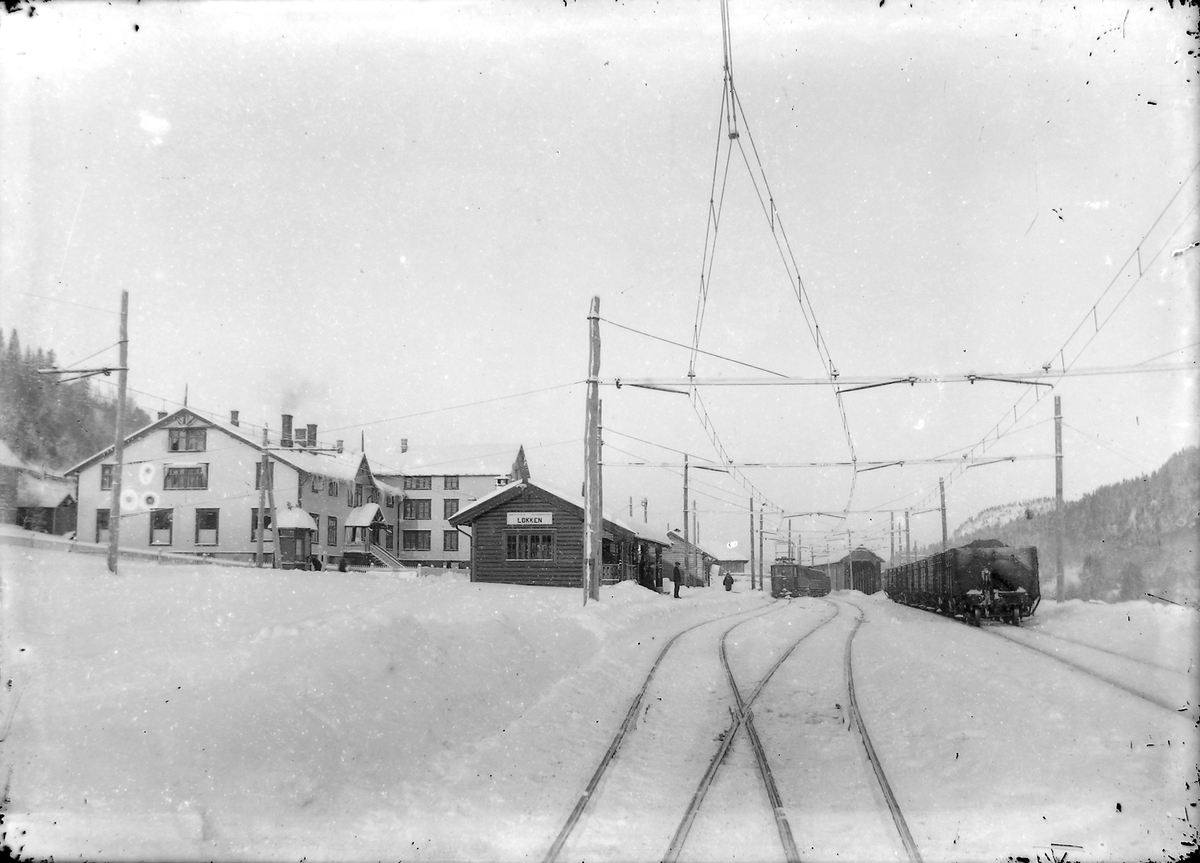 Løkken stasjon sett mot nord. Faktoriet til venstre.