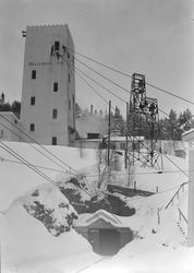 Wallenberg sjakttårn med wiretårnet til høyre. Inngangen for