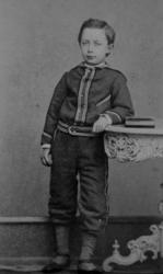 Wilhelm August Thams, 7 år, hos fotografen.
