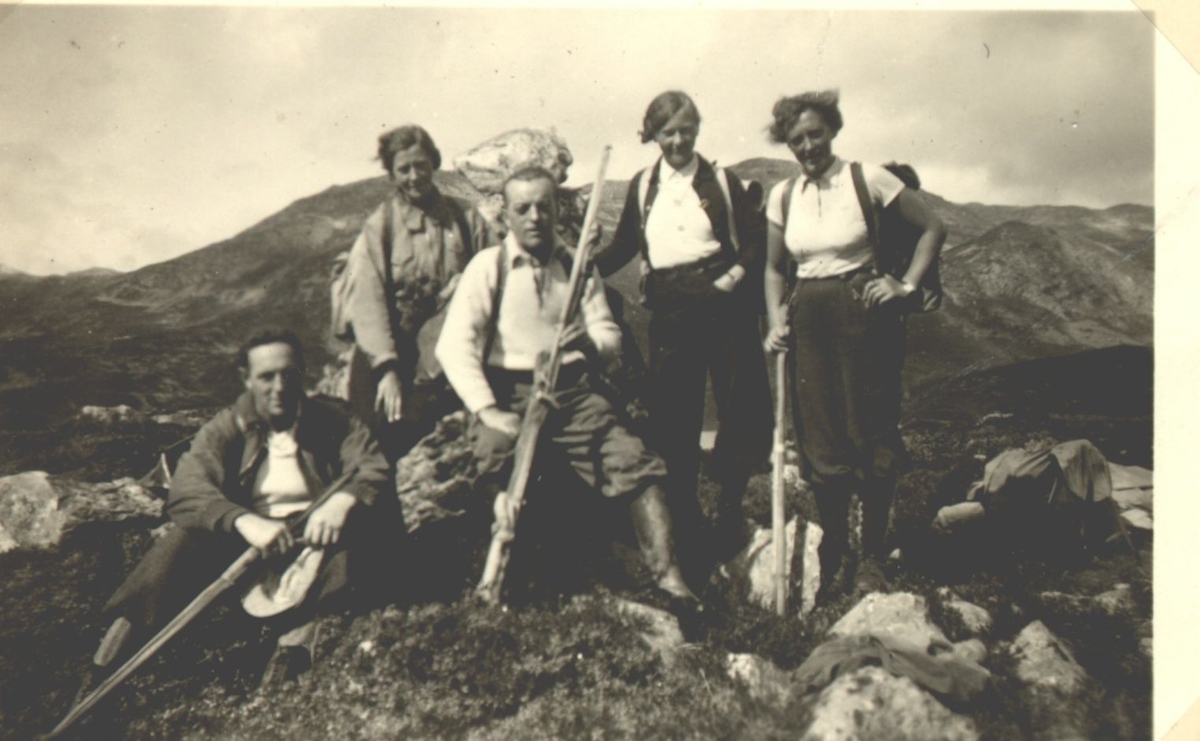 Jakob og Gudrun Mannsåker, Peder og Olga Hillestad, Sigrid Borgstrøm på fjelltur på Hardangervidda i 1941.