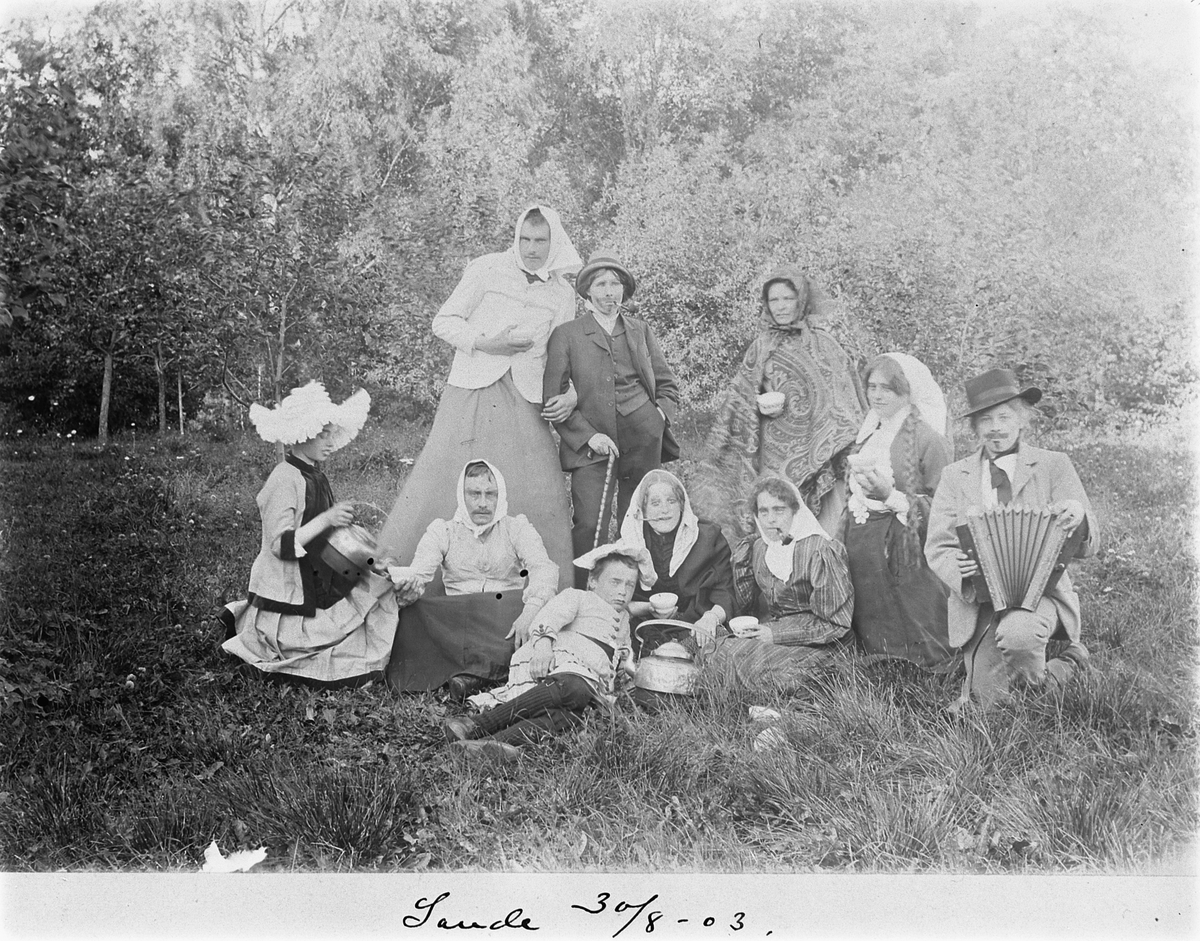 SANDE GARD, ROMEDAL, GRUPPE 10 UKJENTE UTKLEDDE, 30-8-1903. 