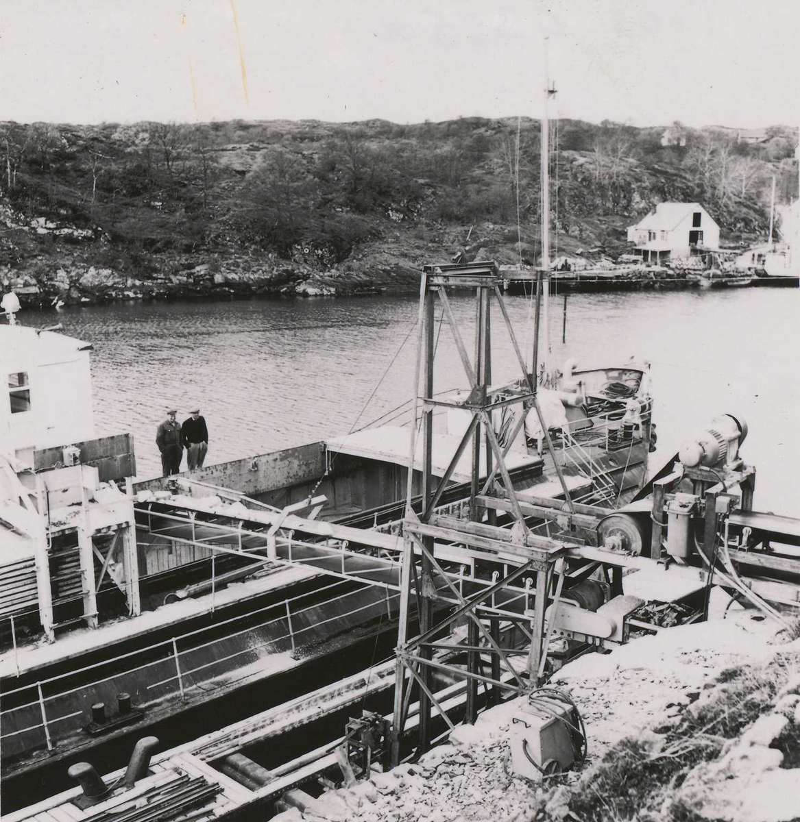 MS Sørfjorden laster kalkstein. - Kraftmuseet / DigitaltMuseum