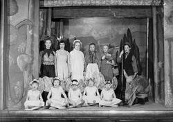 Barn fra Døveskolen oppfører "Rødhette"