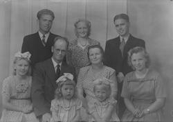 Lærer Ingvald Ålbu med familie