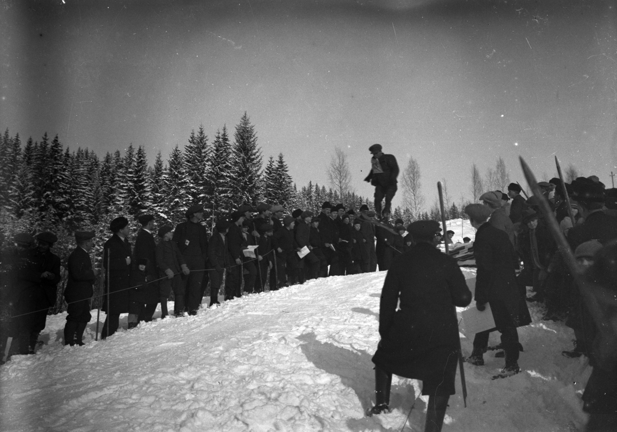SKIHOPPBAKKE. Publikum og skihopper under et hopprenn. Enten Ekkerdal eller Flatfossbakken. 
