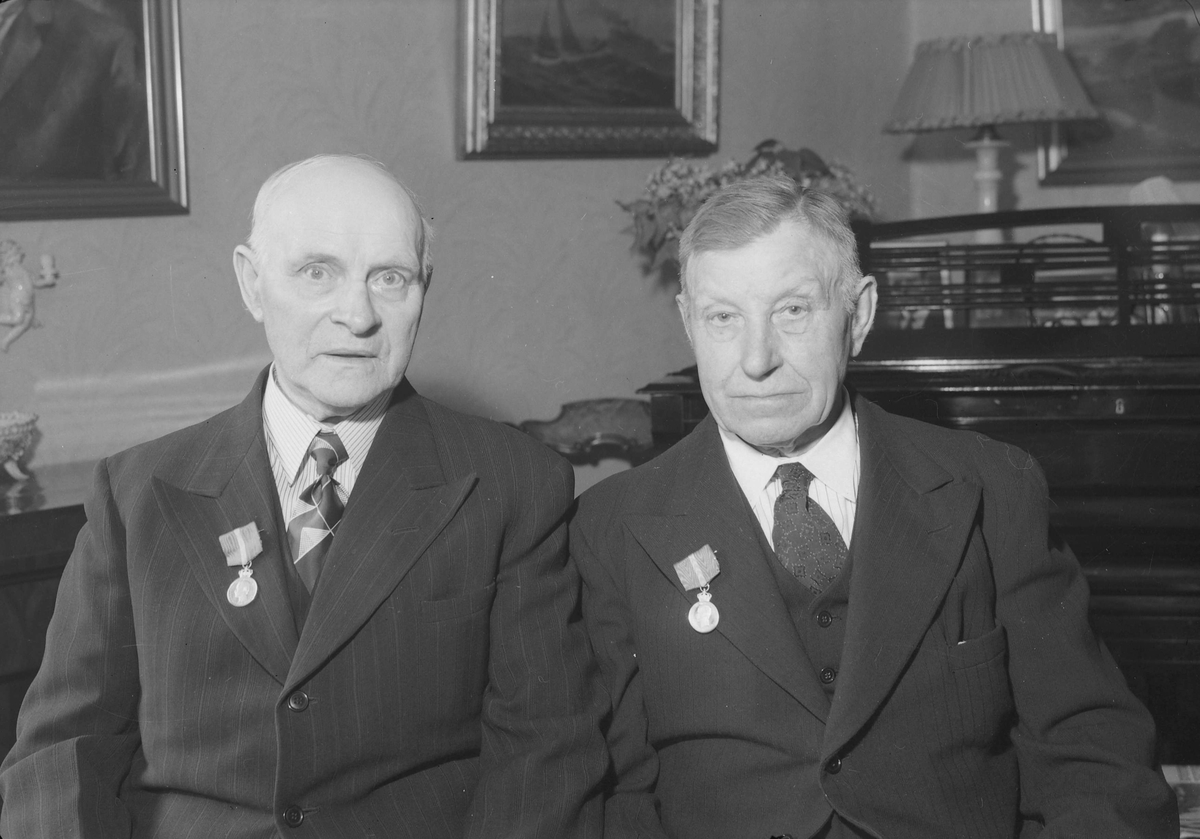 Anton Solberg og Ole Baadsvik med Kongens fortjenstmedalje