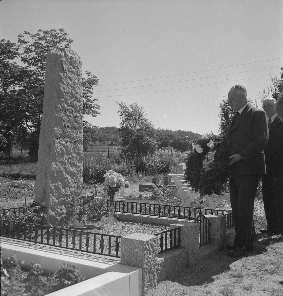 Bekransning av graven til kaptein Waldemar Aune