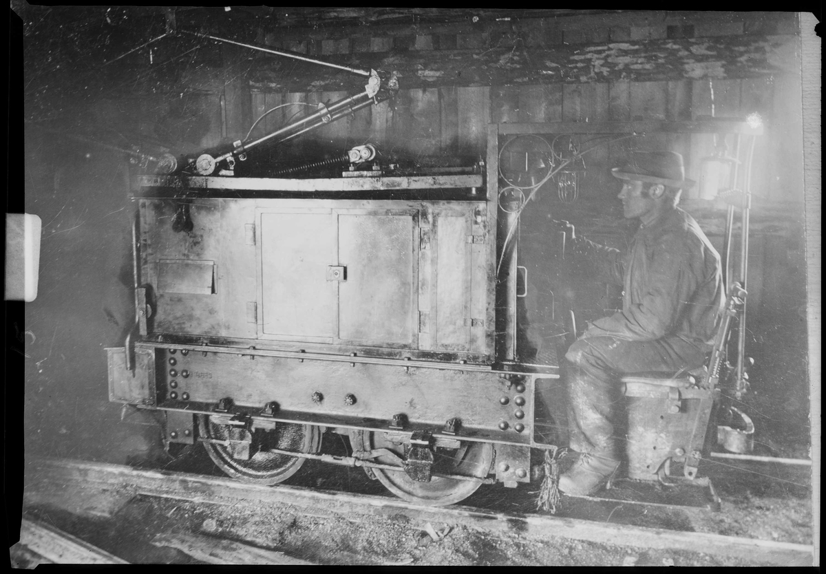 Elektrisk lokomotiv med fører, på vei opp gjennom stollgangen ved Kongens gruve, Røros